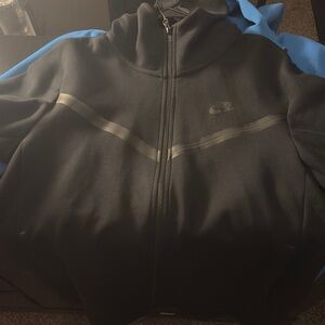 Men’s M Black Nike tech